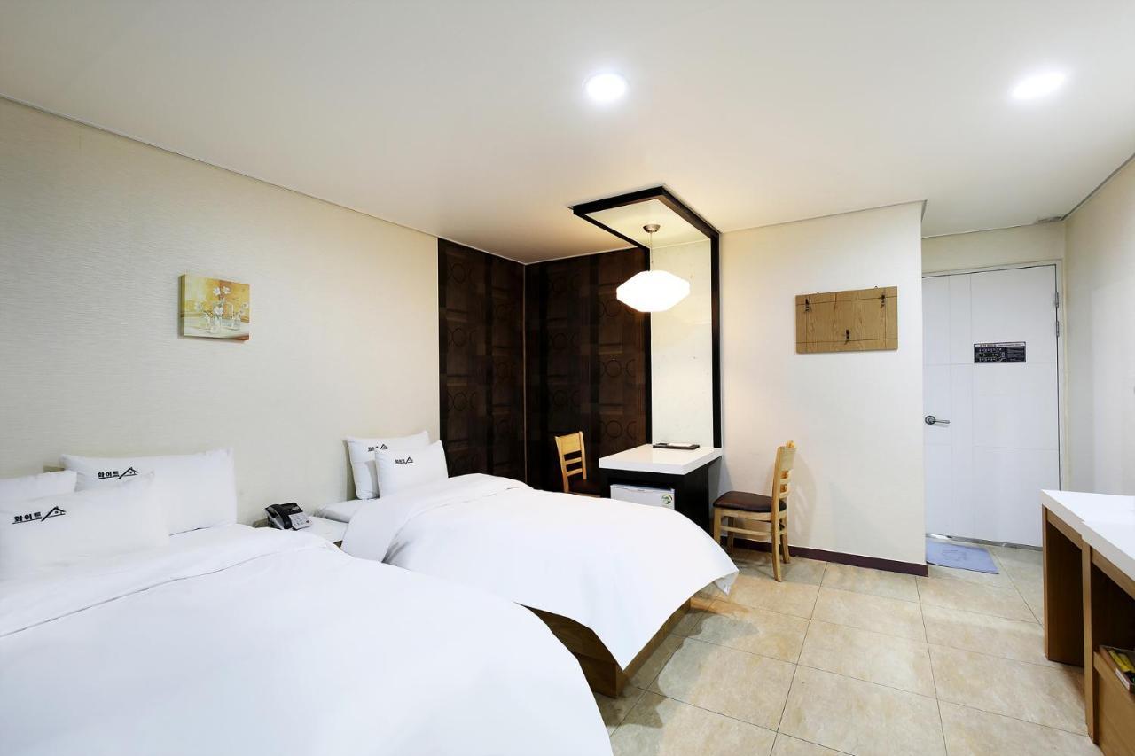 White Tourist Hotel Csondzsu Kültér fotó